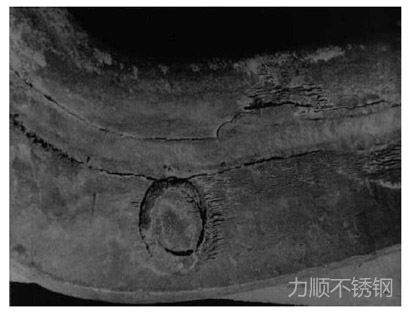 使用在硫酸酸洗液中的AISI316钩具,其焊缝周围发生的晶间腐蚀