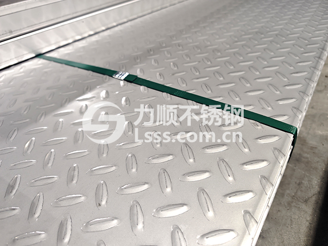 花纹板楼梯踏步 不锈钢防滑板 扁豆花 花纹板楼梯踏步 不锈钢防滑板 扁豆花