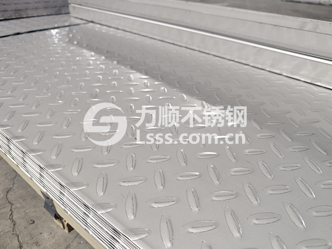 不锈钢楼梯踏步 防滑平台 3m