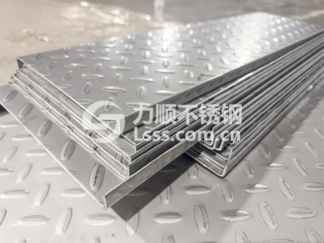 ef7c9ae66b1ae8c87dbe5661c10606c4.jpg 不锈钢花纹板 不锈钢楼梯踏步 不锈钢扁豆花纹板